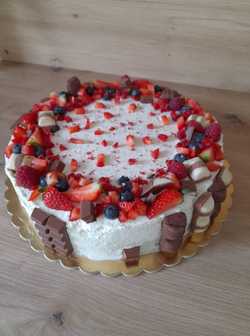 Dort s ovocem zdobený kinder bueno